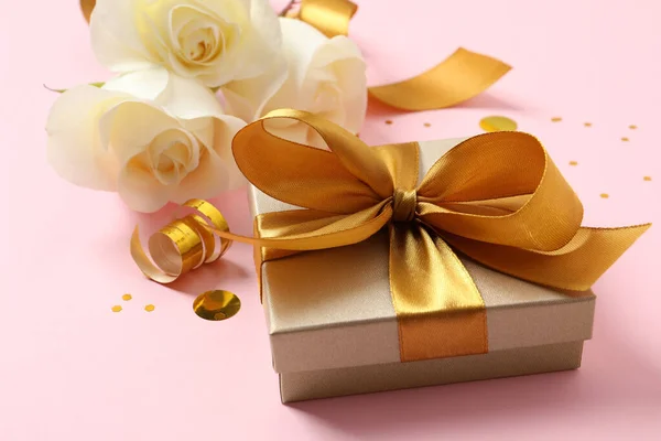 Bela Caixa Presente Dourado Flores Confetes Sobre Fundo Rosa — Fotografia de Stock