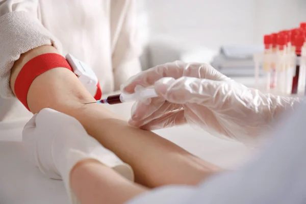 Krankenschwester Entnimmt Blutprobe Von Patientin Klinik Nahaufnahme — Stockfoto