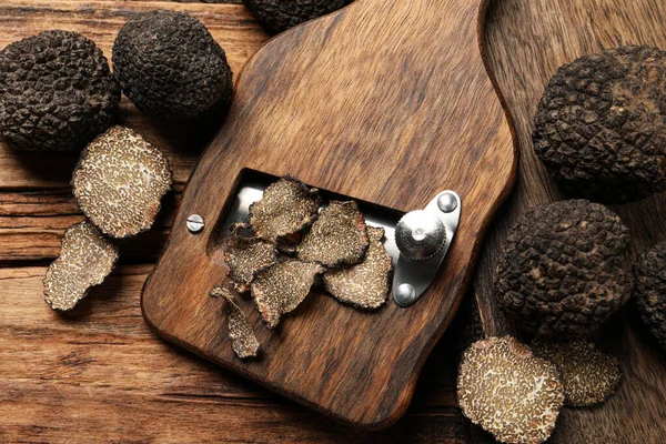 Shaver Com Trufas Pretas Inteiras Fatiadas Mesa Madeira Flat Lay — Fotografia de Stock