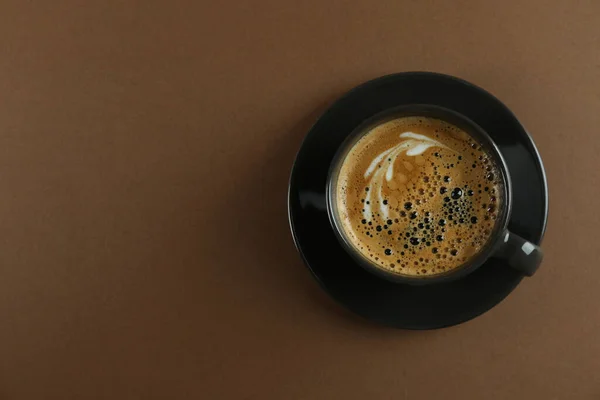 茶色の背景においしいコーヒーカップ トップビュー テキストのスペース — ストック写真