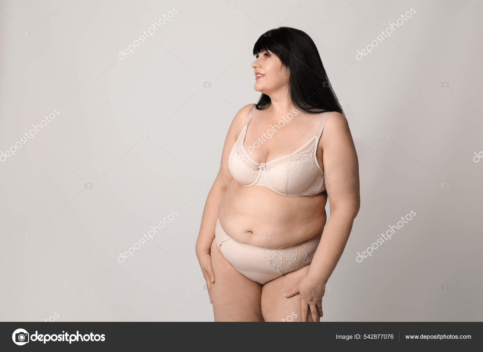 Hermosa Mujer Con Sobrepeso Ropa Interior Beige Sobre Fondo Claro
