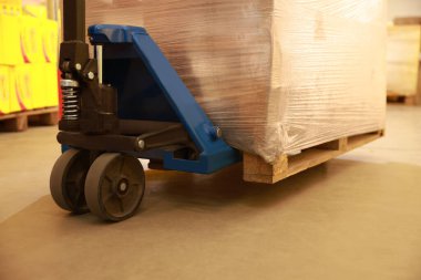 Depoda paletleri ambalajlanmış el yapımı forklift, yakın plan. Lojistik kavramı
