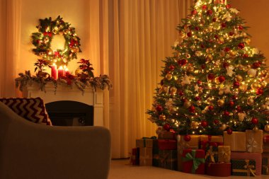 Güzel bir Noel ağacı ve şöminenin yanında hediyeler.