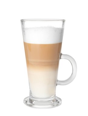 Beyaz arka planda bir bardak lezzetli latte macchiato.