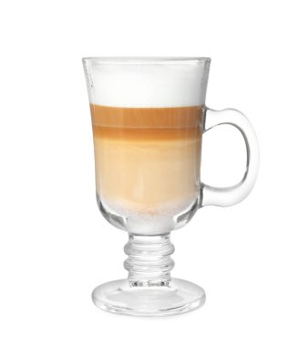 Beyaz arka planda bir bardak lezzetli latte macchiato.