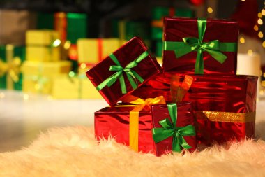 Odadaki kürklü halıda güzel Noel hediyeleri