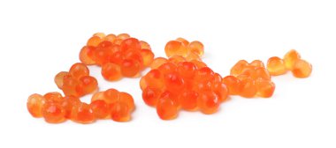 Beyaz üzerine izole edilmiş lezzetli kırmızı havyar yığını.