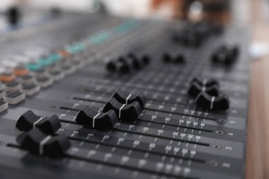Modern radyo stüdyosundaki profesyonel karıştırma konsolu, yakın plan.