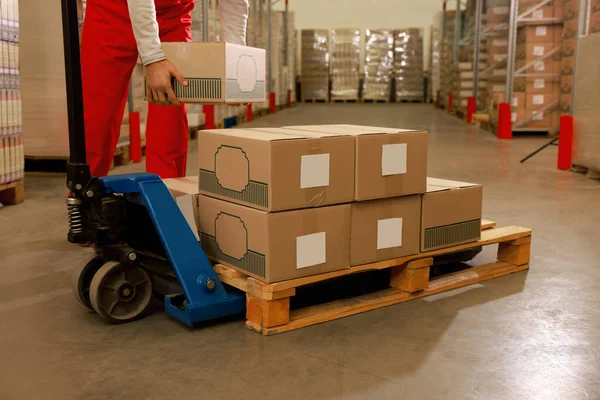 Trabajador Que Toma Caja Cartón Plataforma Almacén Primer Plano — Foto de Stock