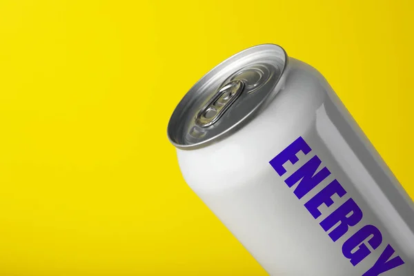 Lata Bebida Energética Fundo Amarelo — Fotografia de Stock