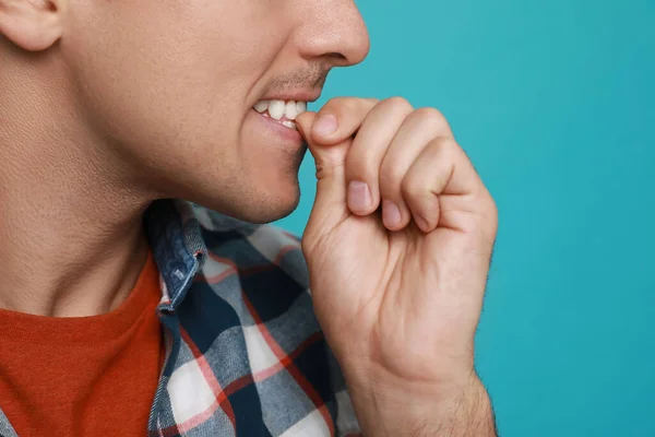 Άνθρωπος Τρώει Νύχια Του Ανοιχτό Μπλε Φόντο Κοντινό Πλάνο Κακή — Φωτογραφία Αρχείου