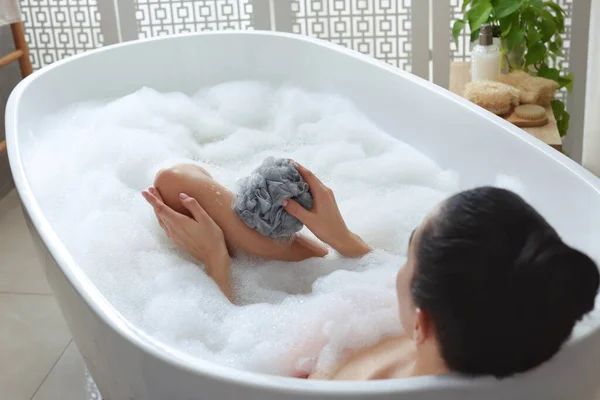 Femme Prenant Bain Avec Pouf Mesh Dans Salle Bain — Photo