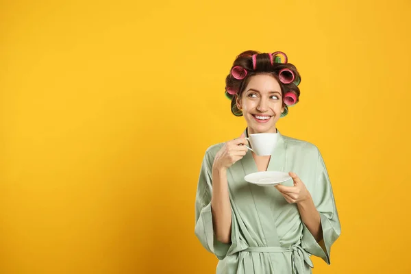 Bella Giovane Donna Accappatoio Seta Con Bigodini Tazza Bevanda Sfondo — Foto Stock