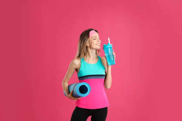 Beautiful Woman Yoga Mat Shaker Pink Background — Fotografia de Stock