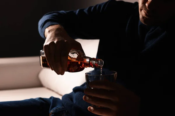 Homem Viciado Com Bebida Alcoólica Sofá Dentro Casa Close — Fotografia de Stock