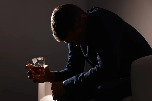 Εθισμένος Άνδρας Αλκοολούχο Ποτό Εσωτερικό Καναπέ — Φωτογραφία Αρχείου
