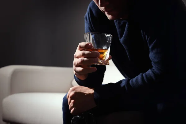 Verslaafde Man Met Alcoholische Drank Bank Binnen Close — Stockfoto