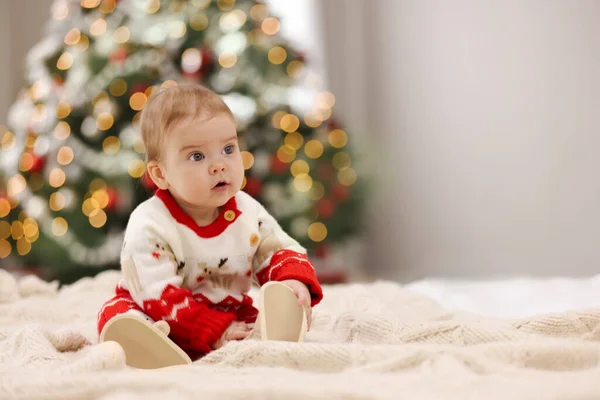 Cute Little Baby Christmas Sweter Dzianiny Koc Przed Rozmazane Świąteczne — Zdjęcie stockowe