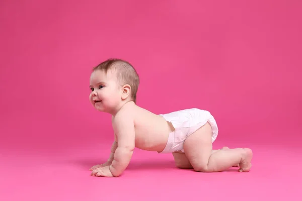 Bebé Bonito Fralda Rastejando Fundo Rosa — Fotografia de Stock