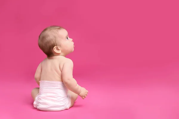 Bebé Bonito Fralda Sentado Fundo Rosa Visão Traseira Espaço Para — Fotografia de Stock