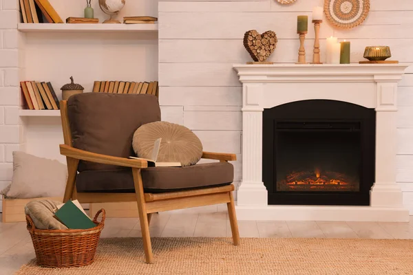 暖炉の近くに快適なアームチェア付きの居心地の良いリビングルームのインテリア — ストック写真