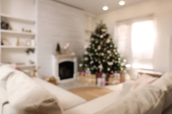 Slavnostní Obývací Pokoj Interiér Krásným Vánoční Stromeček Rozmazaný Pohled — Stock fotografie