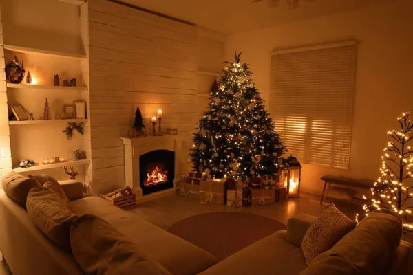 Bela Árvore Natal Caixas Presente Perto Lareira Sala Estar Festivamente — Fotografia de Stock