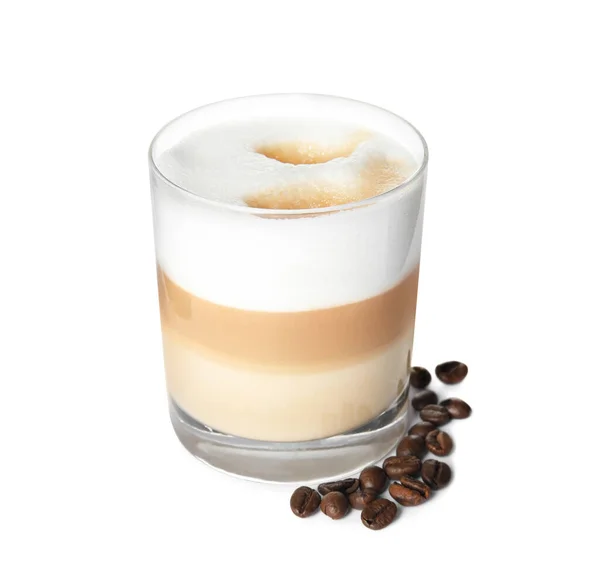 Läcker Latte Macchiato Och Kaffebönor Vit Bakgrund — Stockfoto