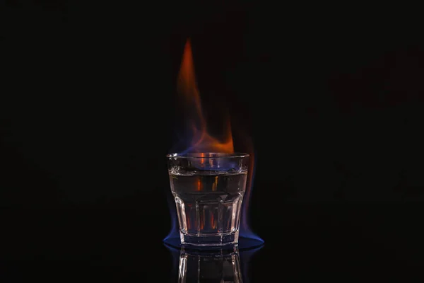 Flaming Vodka Shot Glas Svart Bakgrund — Stockfoto
