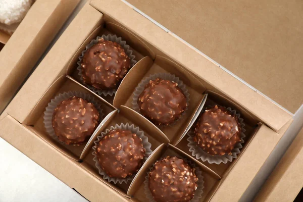 Viele Leckere Schokoladenbonbons Schachtel Auf Weißem Tisch Draufsicht — Stockfoto