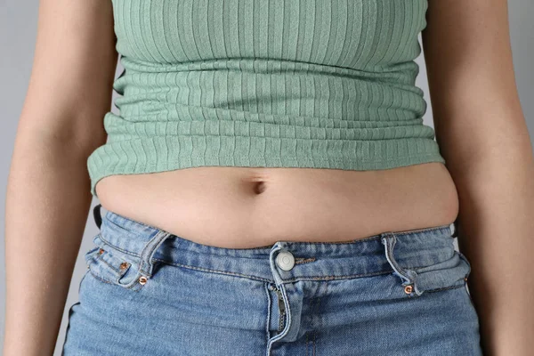 Frau Enger Kleidung Auf Hellgrauem Hintergrund Nahaufnahme Problem Übergewicht — Stockfoto