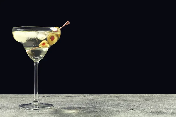 Cocktail Martini Com Gelo Azeitonas Mesa Cinza Contra Fundo Escuro — Fotografia de Stock