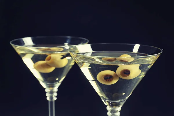 Martini Cocktails Mit Oliven Auf Dunklem Hintergrund Nahaufnahme — Stockfoto