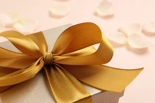 Schöne Geschenkschachtel Mit Goldener Schleife Auf Rosa Hintergrund Nahaufnahme — Stockfoto