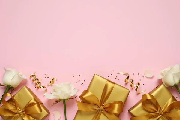 Золоті Подарункові Коробки Білі Троянди Конфетті Пласкі Стрічки Рожевому Фоні — стокове фото
