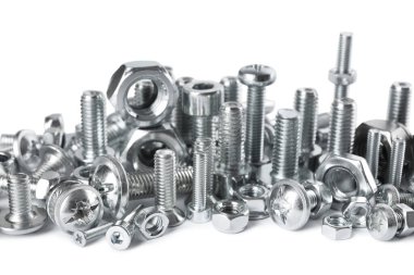 Beyaz arka planda farklı metal cıvatalar ve fındıklar