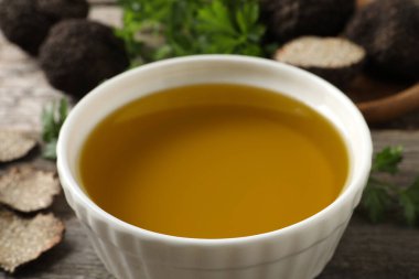 Tabakta taze trüf yağı var, yakın plan.