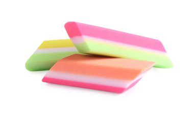 Beyazda izole edilmiş yeni parlak silgi. Okul sayfası