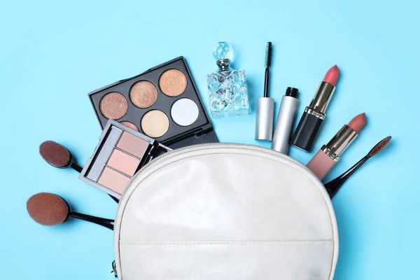 Kosmetiktasche Und Make Produkte Mit Accessoires Auf Hellblauem Hintergrund Flache — Stockfoto