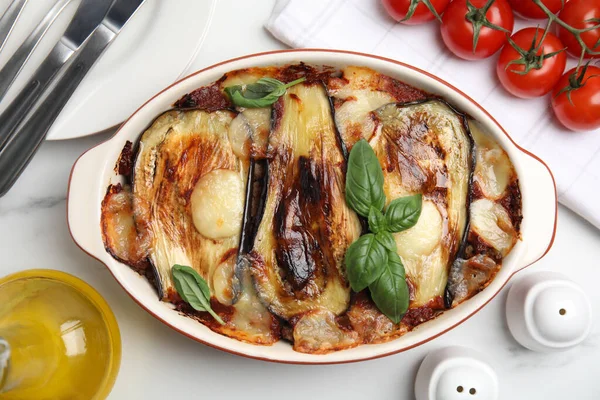 Deliziose Lasagne Melanzane Teglia Tavolo Marmo Bianco Posa Piatta — Foto Stock