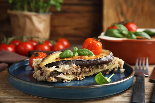 Deliziose Lasagne Melanzane Servite Sul Tavolo Legno Primo Piano — Foto Stock