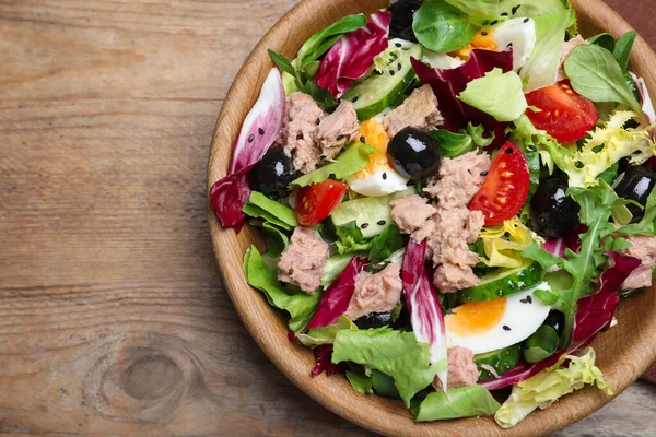Schüssel Mit Köstlichem Salat Mit Thunfischkonserven Und Gemüse Auf Holztisch — Stockfoto