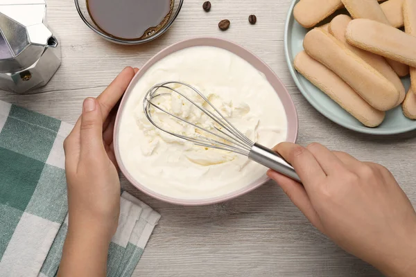 Beyaz Ahşap Masada Tiramisu Pastası Yapan Bir Kadın — Stok fotoğraf