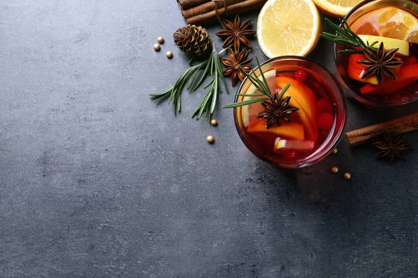 Deliciosa Bebida Ponche Con Arándanos Naranja Especias Mesa Gris Puesta — Foto de Stock