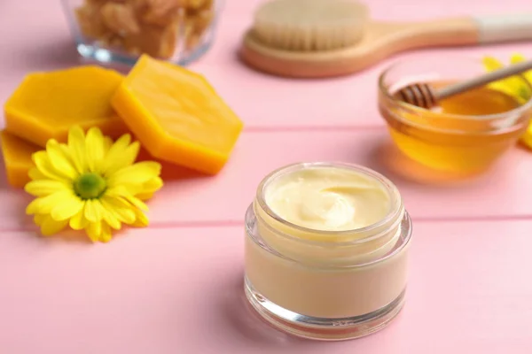 Crème Met Natuurlijke Bijenwascomponent Roze Houten Tafel — Stockfoto