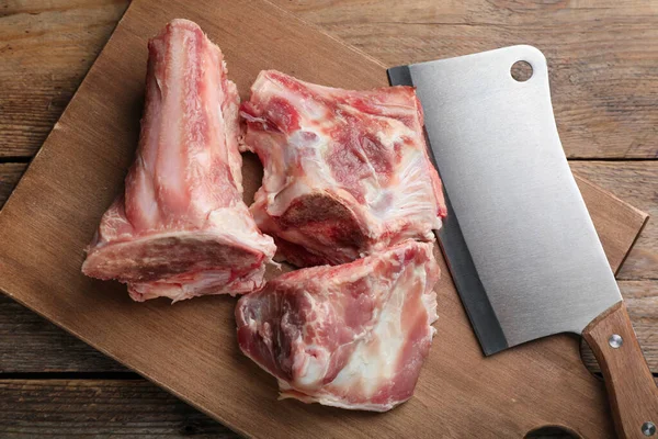 Tábua Corte Com Ossos Carne Picada Crua Faca Açougue Mesa — Fotografia de Stock