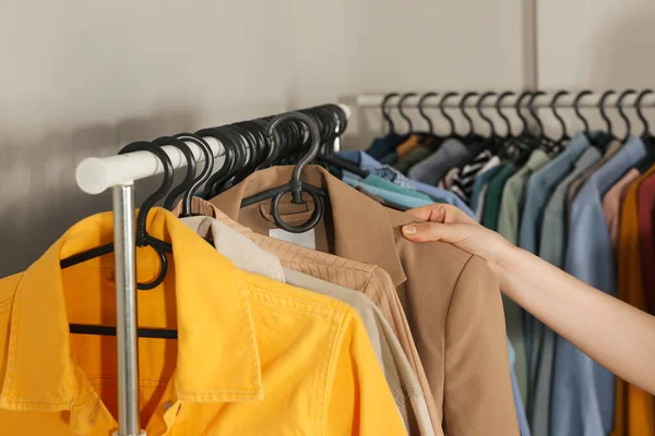 Mulher Escolher Roupas Prateleira Dentro Casa Fechar Moda Rápida — Fotografia de Stock