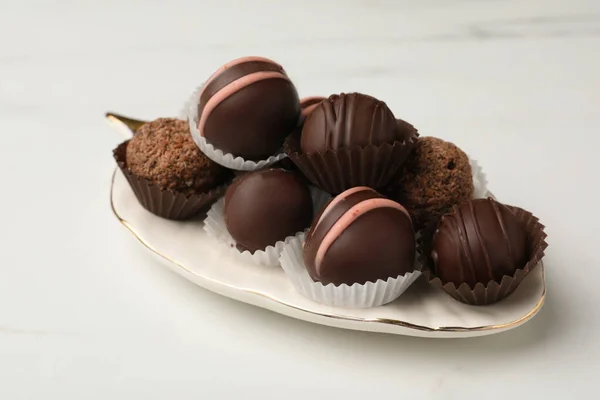 Diferentes Deliciosas Trufas Chocolate Sobre Mesa Mármol Blanco —  Fotos de Stock