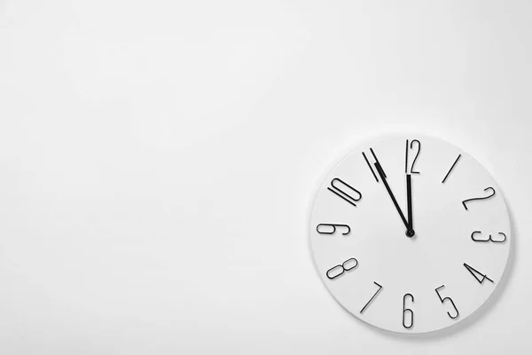 Elegante Reloj Analógico Colgado Pared Blanca Espacio Para Texto Cuenta —  Fotos de Stock