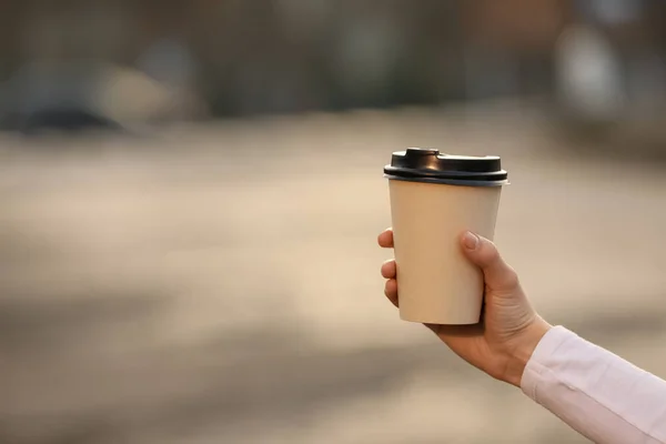 Γυναίκα Που Κρατάει Χάρτινη Κούπα Καφέ Έξω Κοντινό Πλάνο Χώρος — Φωτογραφία Αρχείου